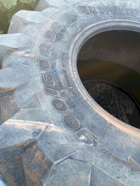 Like new Trelleborg 900/60 R32 header tyre