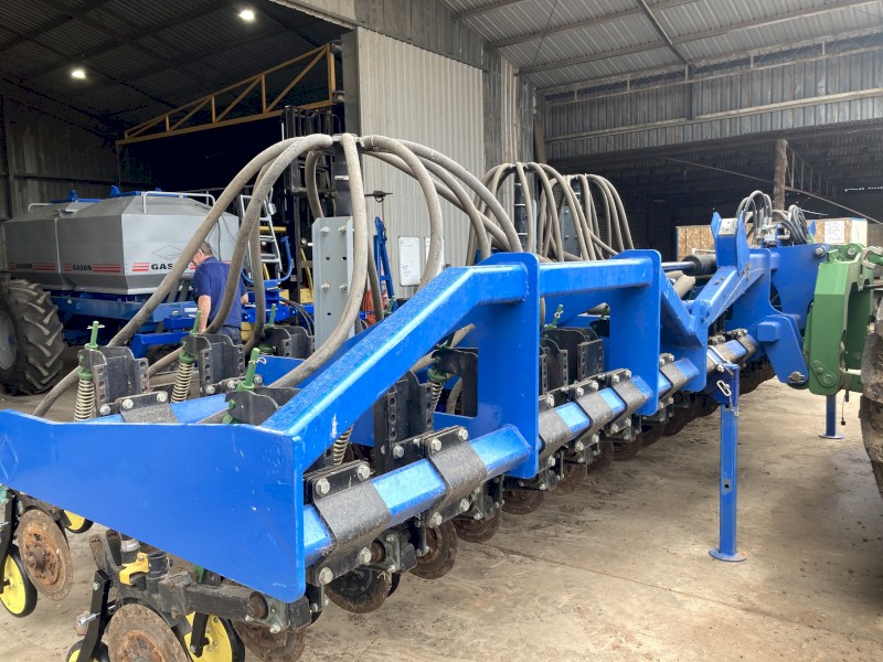 Serafin 8m Folding Double Disc Seeder and Gason 1850 air cart