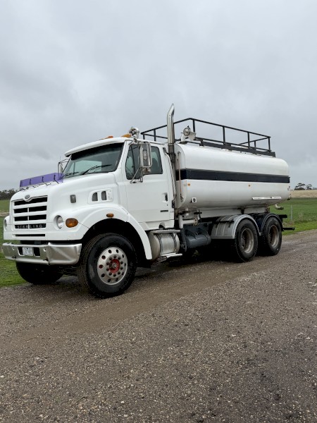 Water truck - Sterling 2005 LT7500 