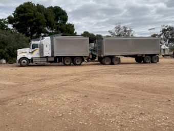2010 Sar Kenworth quad dog 