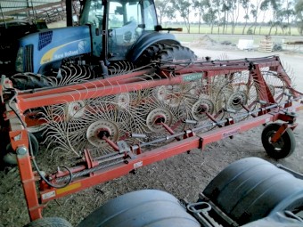 Howard 10 Wheel V Rake