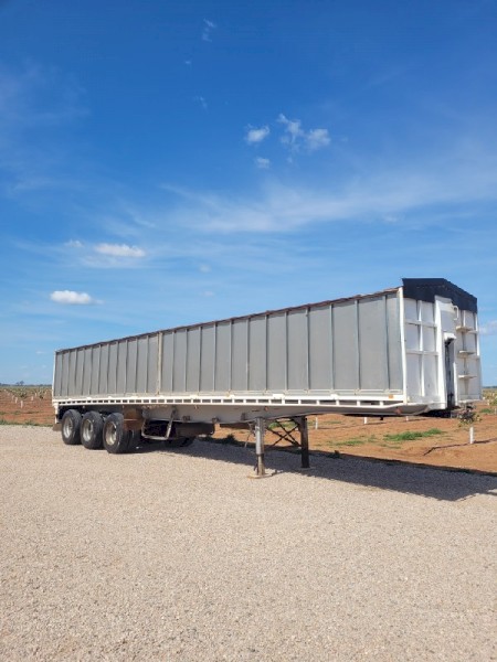 40ft x 5 ft white toa convertiblle trailer tipper