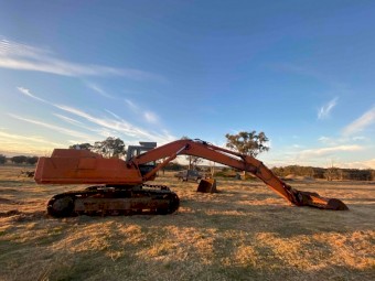 Komatsu PC300-3 Excavator