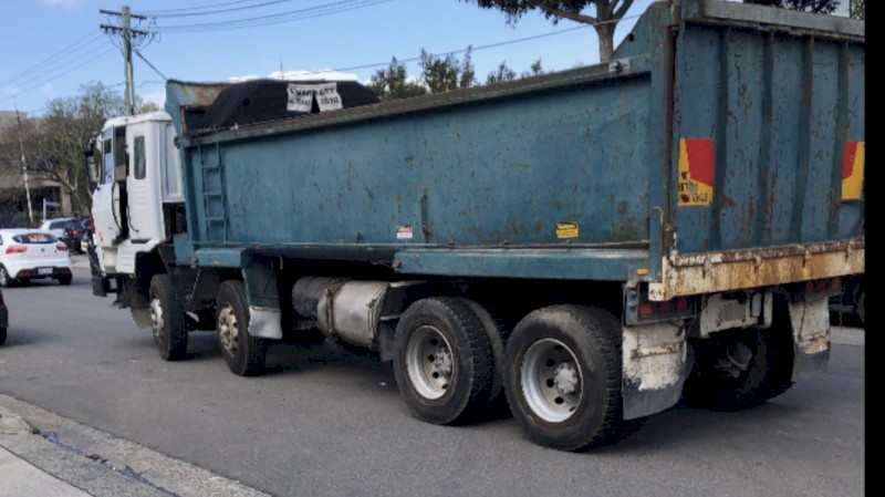 UD NISSAN TWIN STEER TIPPER