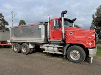 2004 Trident Mack & trailer