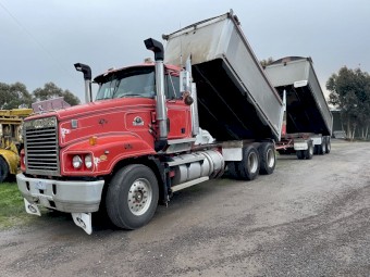 2004 Trident Mack & trailer