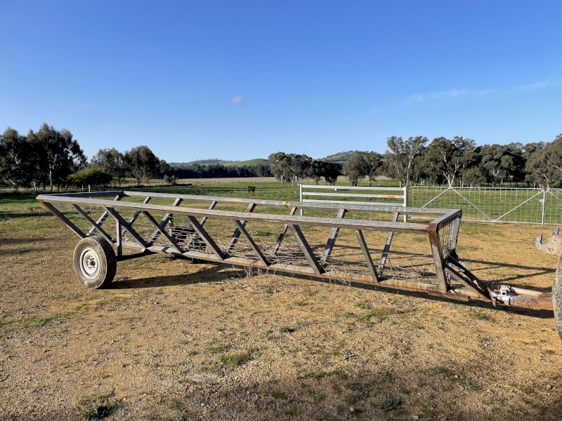 Hay feeder/trailer