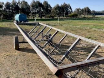 Hay feeder/trailer