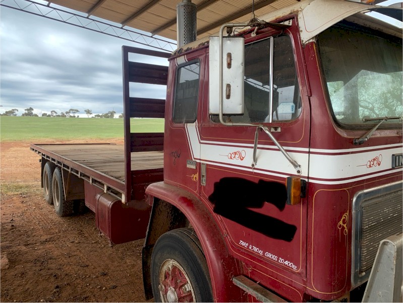 International ACCO 1950C Tray Truck