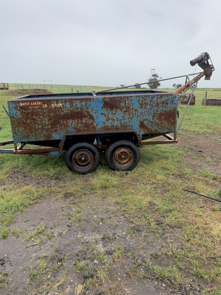 twin bin trailing sheep feeder