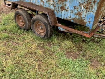 twin bin trailing sheep feeder