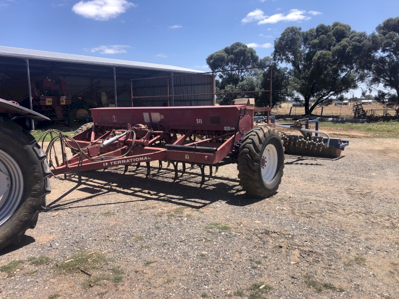 511 International Combine with Johns Undercarriage