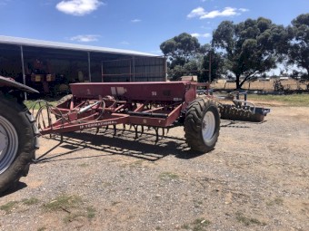 511 International Combine with Johns Undercarriage
