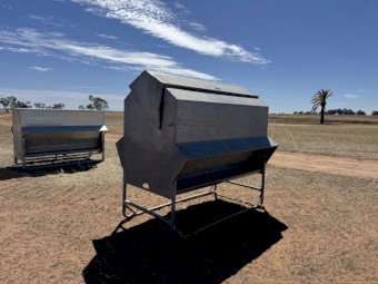 Old Advantage Cattle Feeder