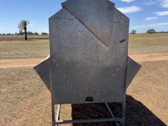 Old Advantage Cattle Feeder