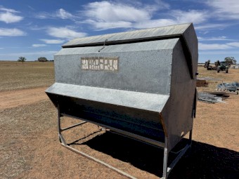 Old Advantage Cattle Feeder