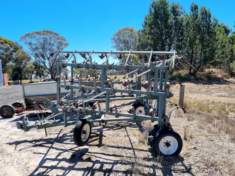 67 tine 8.3 meter spring-tine cultivator.
