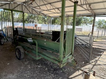 Down Under Sheep/Goat Handler