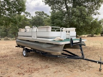 Pontoon Party Boat
