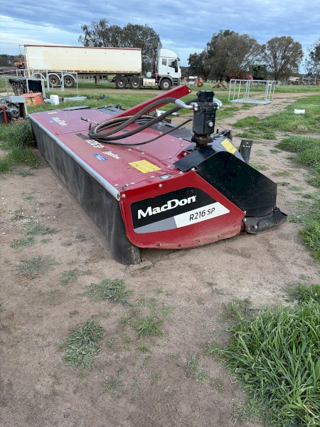 Macdon R216sp mower conditioner front