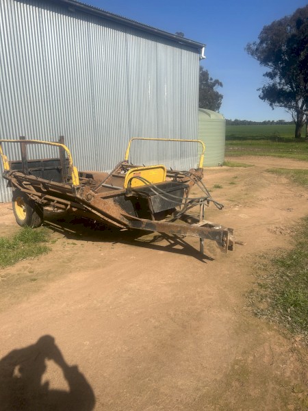 Boomerang round bale feeder