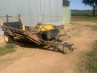 Boomerang round bale feeder
