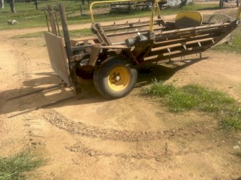 Boomerang round bale feeder