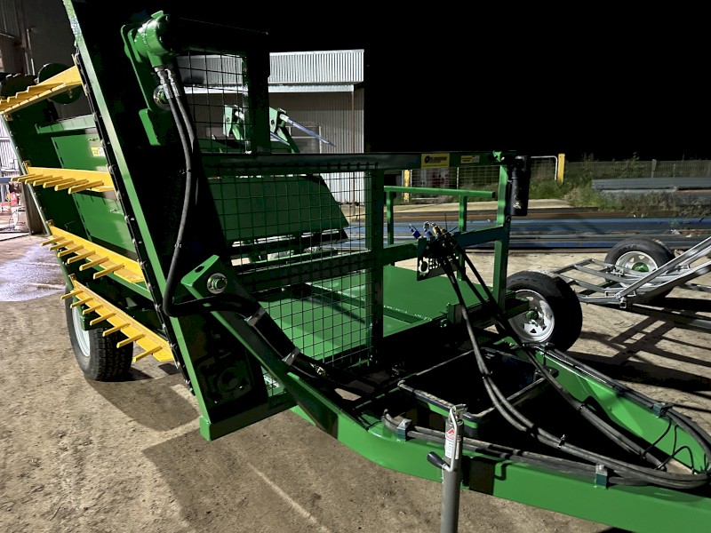 Square bale and round bale feeder Elsworth