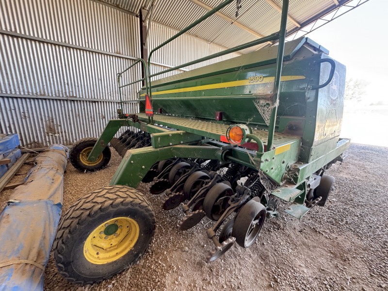 John Deere 15 foot 1590 disc seeder ( doesn’t include aricks wheels)