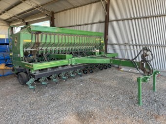 John Deere 15 foot 1590 disc seeder ( doesn’t include aricks wheels)