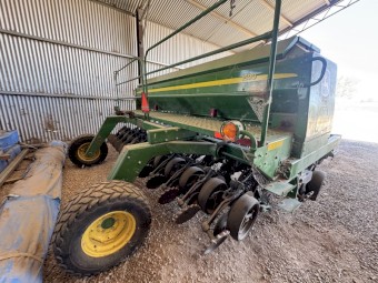 John Deere 15 foot 1590 disc seeder ( doesn’t include aricks wheels)