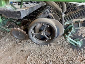 John Deere 15 foot 1590 disc seeder ( doesn’t include aricks wheels)