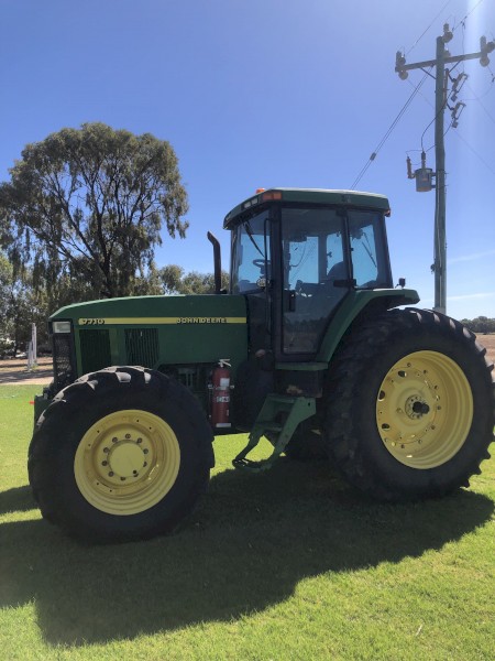 John Deere 7710 Tractor