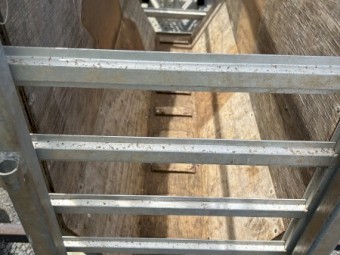 Pratley automatic sheep weighing crate with scales 