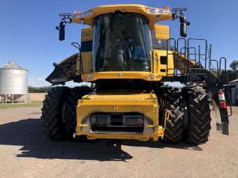 2011 New Holland CR9080 with Honeybee Front and Trailer