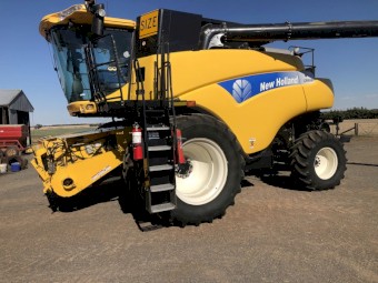 2011 New Holland CR9080 with Honeybee Front and Trailer
