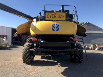 2011 New Holland CR9080 with Honeybee Front and Trailer
