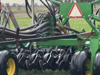 John Deere 1890 Disc Airseeder and Air Cart