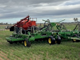 John Deere 1890 Disc Airseeder and Air Cart
