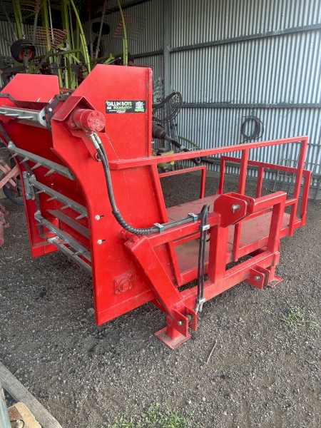 WMI square bale feeder  