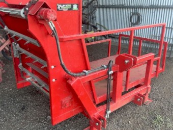WMI square bale feeder