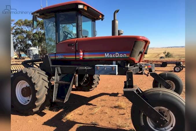 WANTED MacDon 9352 with 30ft Front & Top Cross Auger or Similar