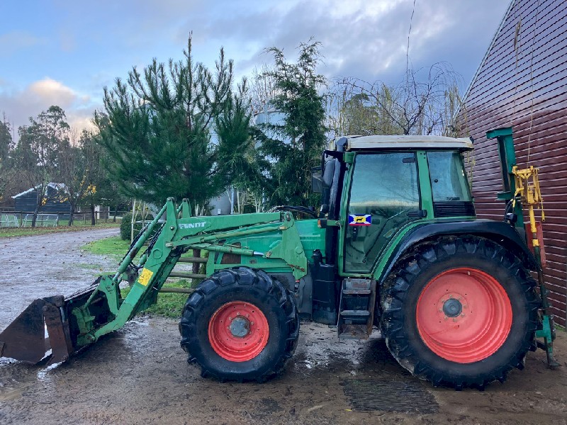 Fendt Vario 411 Tractor with Fendt FEL and 4 in 1 Bucket