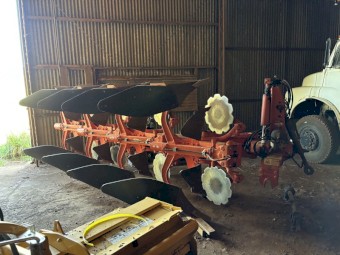 Kuhn Vari Master 4 furrow reversible 3 point linkage plough
