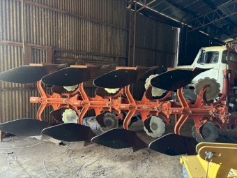 Kuhn Vari Master 4 furrow reversible 3 point linkage plough