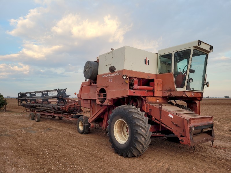 International 915 hydrostatic turbo diesel header harvester