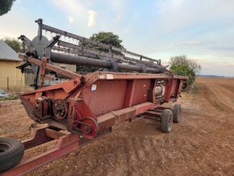 International 915 hydrostatic turbo diesel header harvester