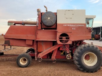 International 915 hydrostatic turbo diesel header harvester