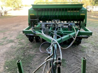John Deere 1590 Disc Seeder