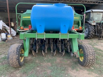 John Deere 1590 Disc Seeder